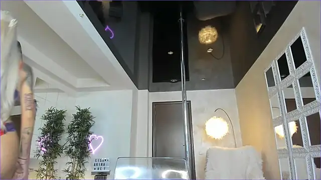 Snapshot of LisaAkira chatting on October 14, 6:49 am LisaAkira online show from October 14, 6:49 am