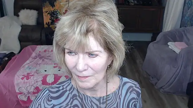 SindeeDix online show from February 4, 3:15 pm