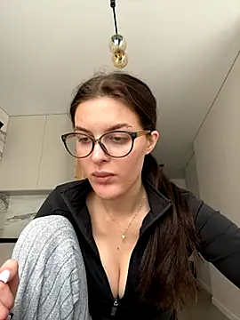 little belucci online show from October 7, 1:04 pm