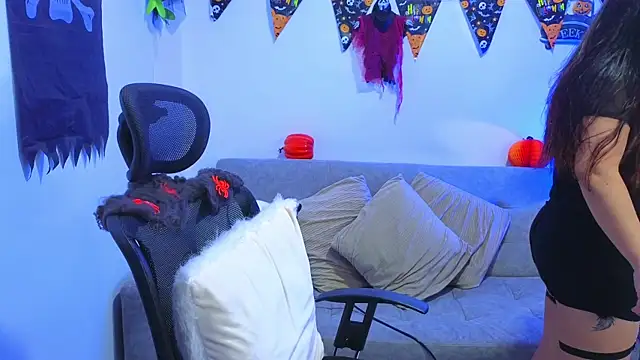 annylouis online show from October 13, 7:49 pm