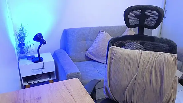 annylouis online show from December 14, 8:03 pm