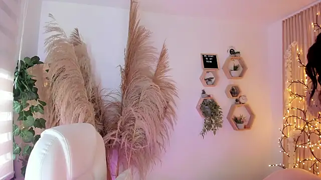 paulinacostello online show from April 18, 5:15 pm