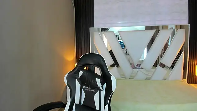 Linda4Petite online show from April 6, 6:31 pm