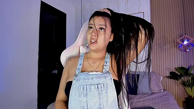 CameronCollins  online show from October 13, 7:38 pm