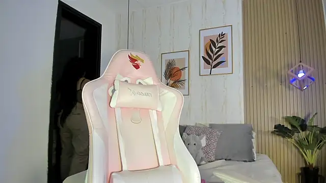 CameronCollins  online show from October 5, 8:03 pm