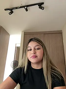 lunablossom  online show from February 9, 8:00 pm