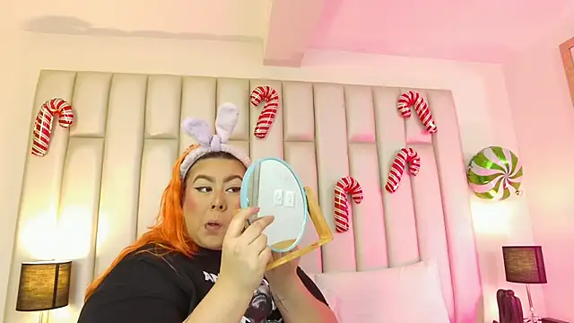 aandreaperez online show from December 22, 12:30 pm