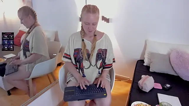 EmilySumer online show from March 22, 3:45 am