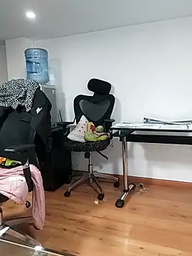 aisha latina online show from April 17, 9:50 pm