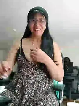 aisha latina online show from November 7, 3:50 pm