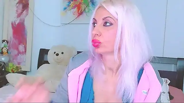 HoneyLara online show from November 15, 9:05 pm