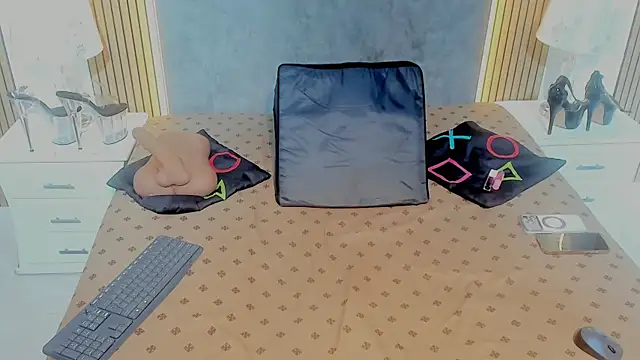 NahomyOwen online show from May 27, 12:24 pm