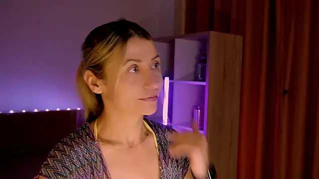 ZoeGrant online show from April 8, 9:06 pm