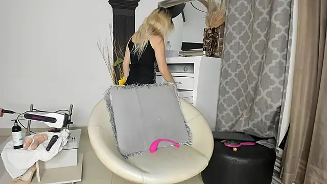 Lissa Brow online show from September 25, 2:21 am