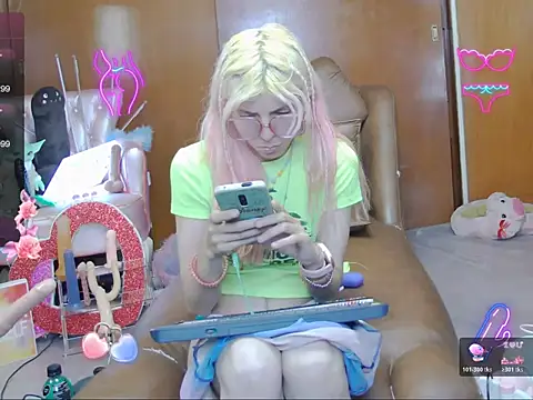 Skinygirl online show from November 17, 11:38 pm