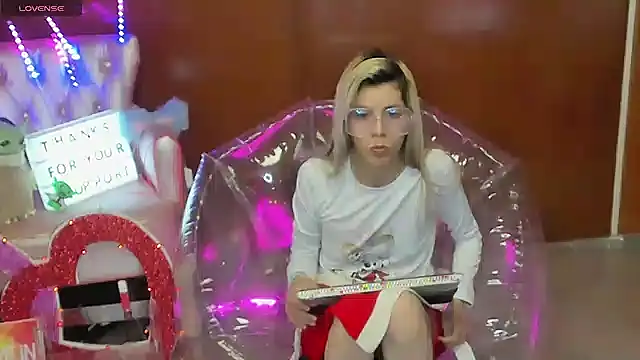 Skinygirl online show from February 25, 11:58 pm