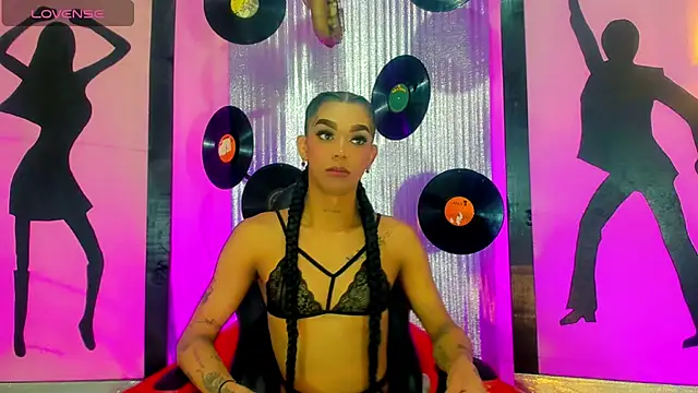 nickyminach  online show from October 17, 7:17 pm