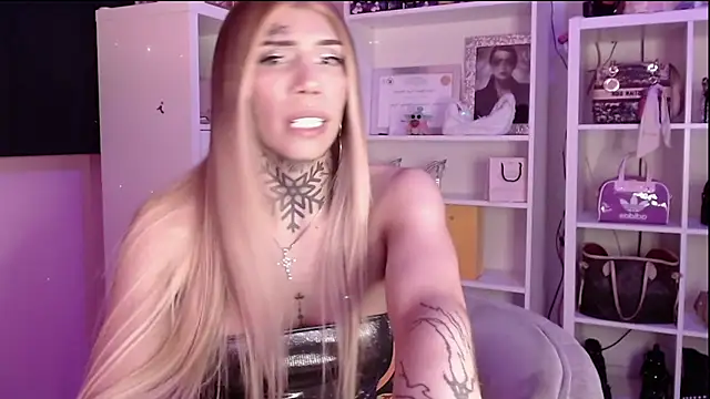 Snapshot of caroline_cossei chatting on October 3, 5:01 am caroline cossei online show from October 3, 5:01 am