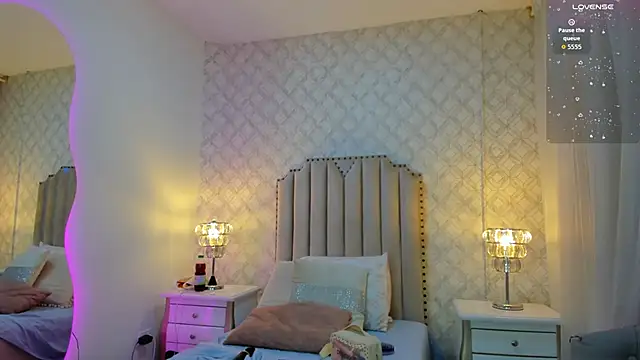 Pia Johnson  online show from February 25, 12:04 pm