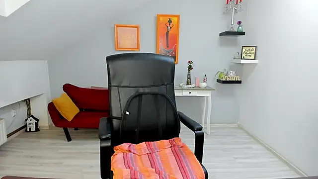 LollaGirl online show from January 19, 4:30 am