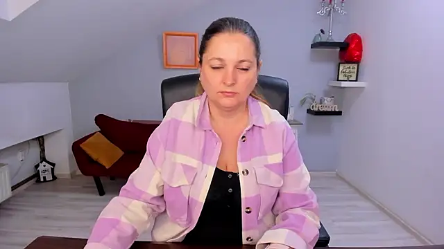 LollaGirl online show from March 12, 4:15 am