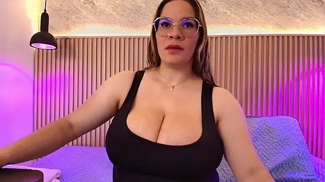 Snapshot of big_tits_in_your_face chatting on September 26, 8:17 pm big tits in your face online show from September 26, 8:17 pm
