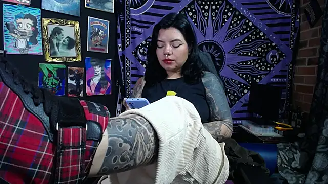 Yourmadame P online show from April 18, 4:15 am