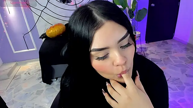 martinasaez online show from October 29, 8:55 pm