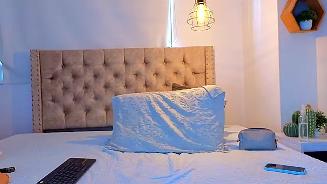 KeryHillson online show from March 4, 1:17 pm