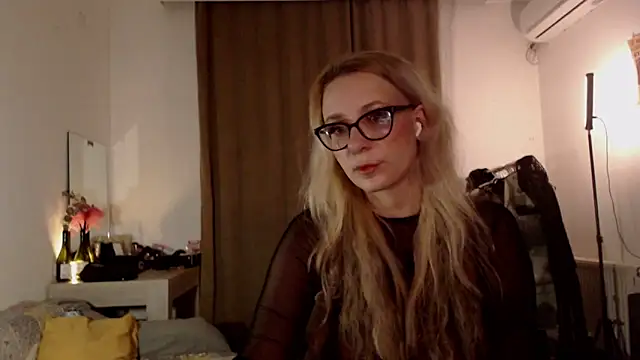 welliza online show from March 3, 10:49 pm