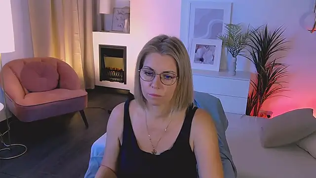 Snapshot of Annie_Light chatting on October 6, 5:46 am Annie Light online show from October 6, 5:46 am