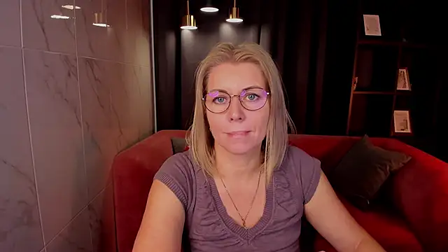 Snapshot of Annie_Light chatting on September 24, 6:01 am Annie Light online show from September 24, 6:01 am