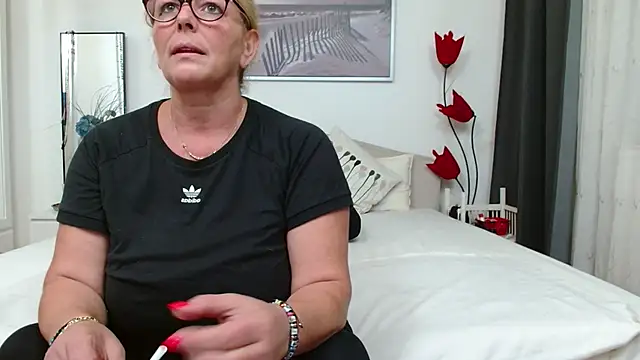 YulliaMilf online show from October 22, 7:41 pm