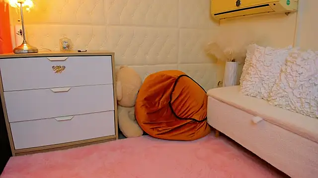 naughtycleo online show from April 17, 2:35 am