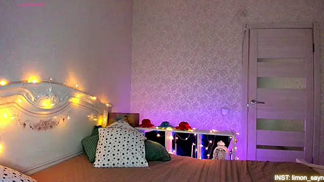 LillyMoure  online show from April 12, 11:28 pm