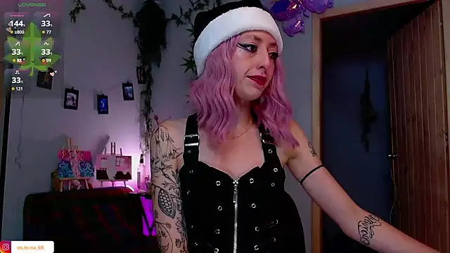 VickyJackson  online show from December 15, 8:03 pm