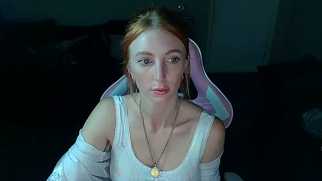 Snapshot of Red_firesquirt chatting on October 16, 9:06 pm Red firesquirt online show from October 16, 9:06 pm