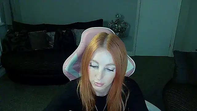 Snapshot of Red_firesquirt chatting on September 25, 9:01 pm Red firesquirt online show from September 25, 9:01 pm